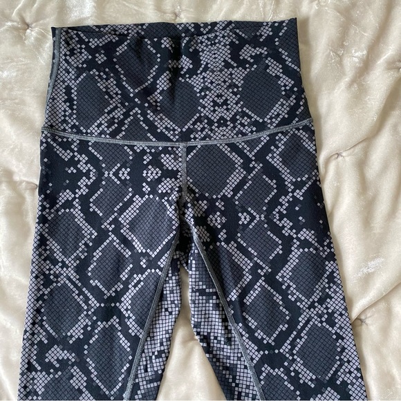 Lululemon WunderUnder Crop Legging Simply Ziggy Snake Deep Coal 6 - Picture 2 of 13